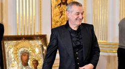 Gigi Becali, filmat pe stradă în timp ce împarte bani mai multor elevi de liceu: „Cel mai capabil român” Gigi Becali, filmat pe stradă în timp ce împarte bani mai multor elevi de liceu: „Cel mai capabil român”